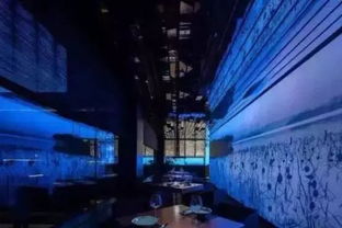 顾客在店内愉快用餐场景