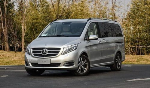 男子还原奔驰女司机亮证逼迫让路过程，现场太气人！