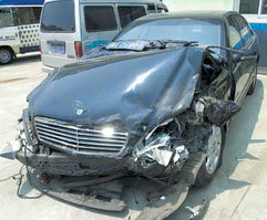 遭奔驰女司机亮证男子现状：平安无恙，事件仍待调查