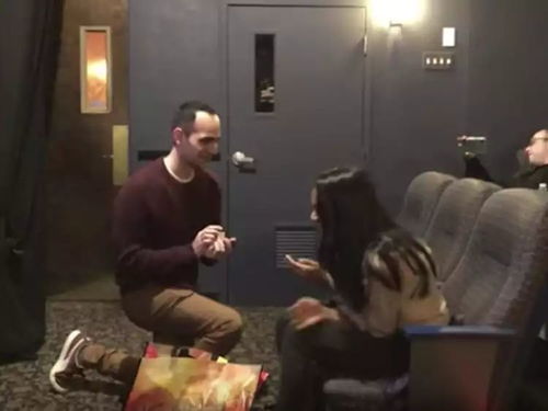 外国小哥上海店内劝阻吸烟者起争执，警方已介入，背后真相令人深思