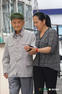 儿女搀扶着老人在户外散步