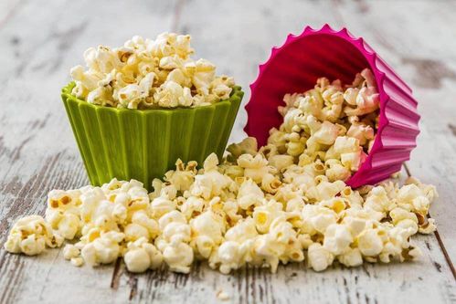 小朋友吃爆米花