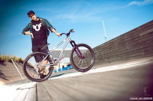 骑车人摔倒的画面