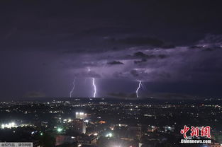 闪电划破夜空