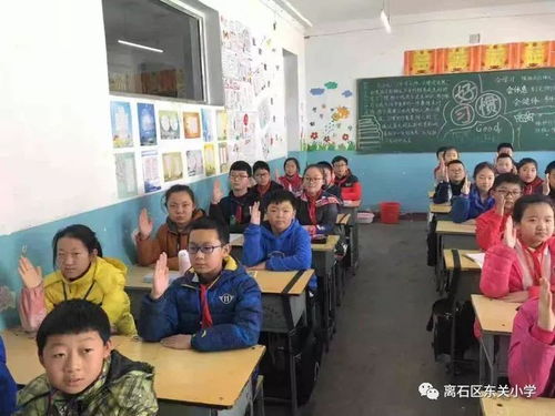 大学生和孩子们一起玩耍