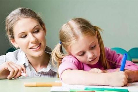 孩子学习英语场景