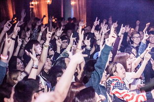 场外观众齐声歌唱