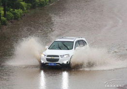 汽车在积水中行驶