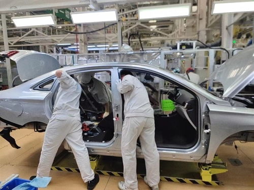 一辆疾驰在路上的汽车