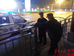 警察站在路边询问情况