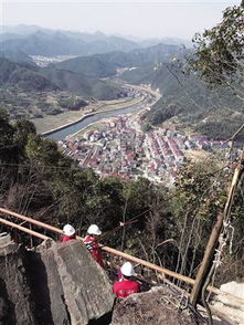 救援人员辛苦搜寻的画面