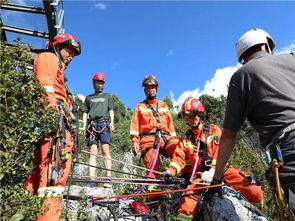 救援队员攀爬救援