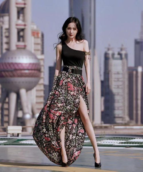 杨幂参加活动的时尚造型