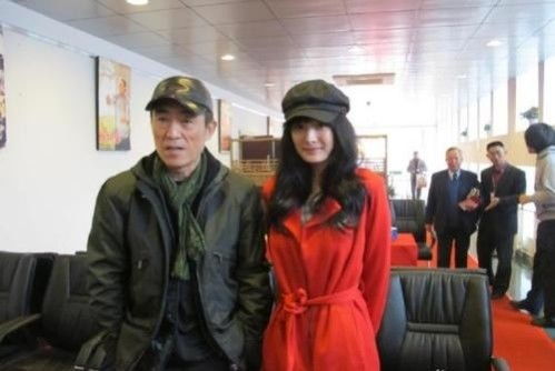 杨幂在校庆现场向张艺谋毛遂自荐