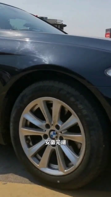 男子驾车遇天降剪刀直插车头，惊险瞬间令人胆寒！