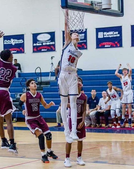 曾凡博比赛中扣篮瞬间