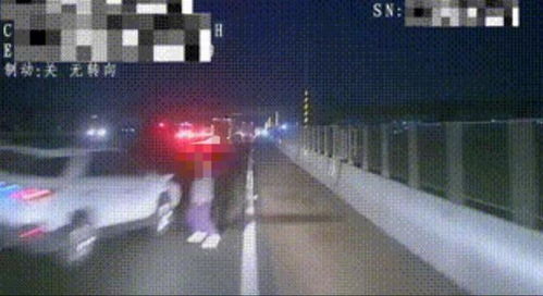 男子在高速上等待救援