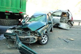 消防员暖心举动！救援现场持续为车祸司机打气