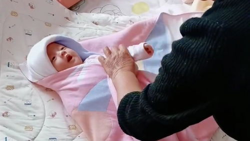 宝宝抱住奶奶不让走，这温馨一幕真暖心！