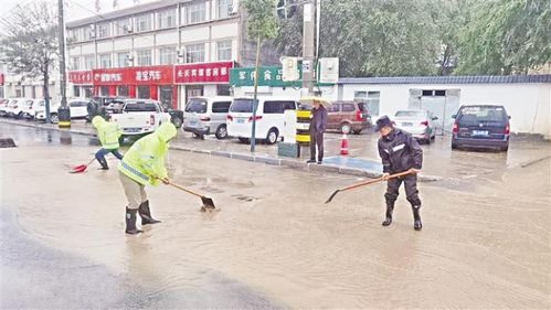 工作人员清理路面积水