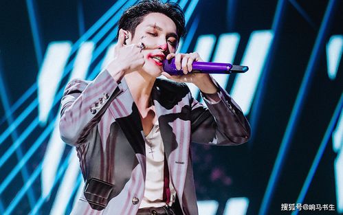 张艺兴在MAMA舞台上燃情开唱，魅力尽显！