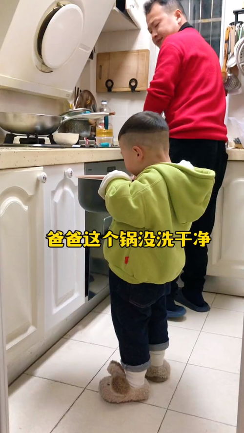 爸爸拿大桶给宝宝喂水竟被奶奶打？背后真相令人唏嘘