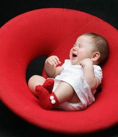 年轻父母照顾宝宝很辛苦