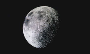 月球表面月坑的清晰图像