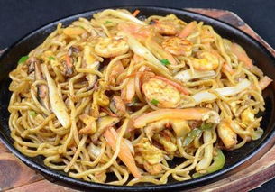 女孩在温州街头吃炒面