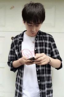 刘宇宁认真创作的样子