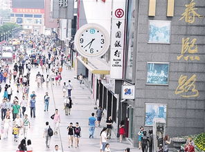 商业街上人潮涌动的热闹画面