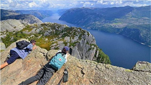 游客坐栏杆后仰坠崖惨剧，安全意识何时能提高？