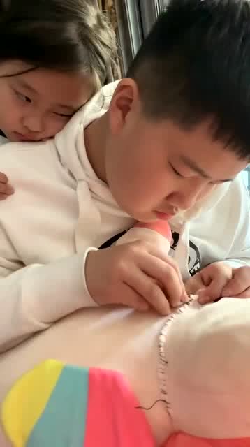 雄鹰般爸爸的独特带娃之道