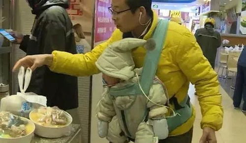 满脸疲惫的外卖员