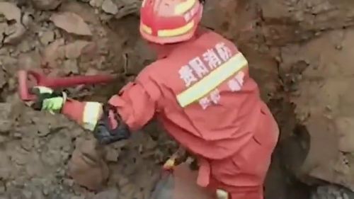 暴雨洪灾中的深情呼唤：丈夫大喊‘先救我媳妇’背后的感人故事