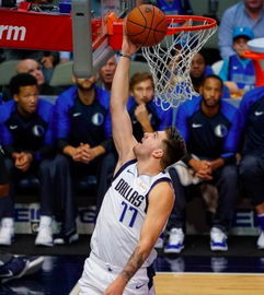 东契奇在比赛中突破上篮