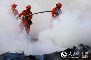 消防队员灭火