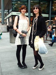 两位着便服的女士站在太和门广场