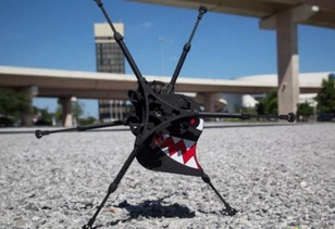 机器狼在地面奔跑