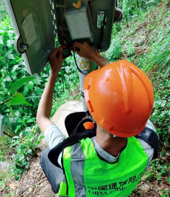 工作人员抢修通信设备