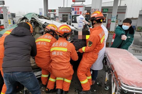 消防员破拆车辆救人