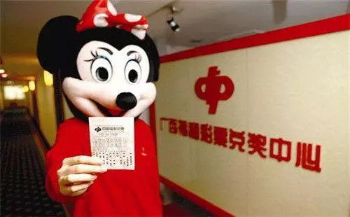 中奖者笑容灿烂