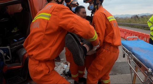 消防员安慰受伤司机