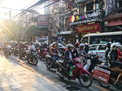 民众围在一起议论纷纷