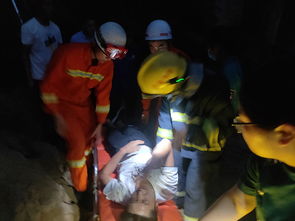 惊险！男子崖边拍照失足滚落山谷