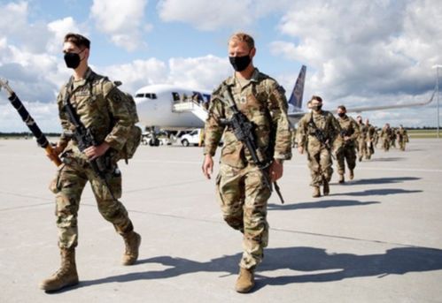 士兵们整齐划一地冲向海滩登陆