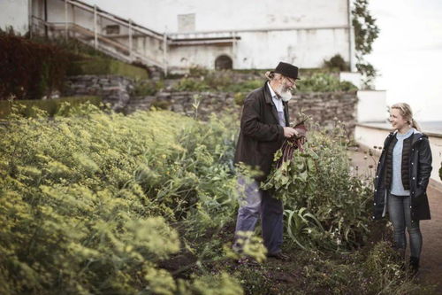 老师成天选养花人？背后故事太暖心！