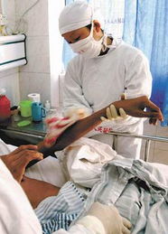 医护人员细心照料病人