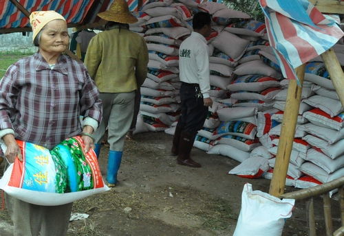 居民互助搬运物资