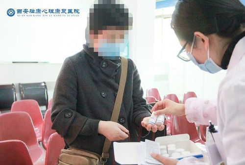 医护人员为患者讲解用药知识